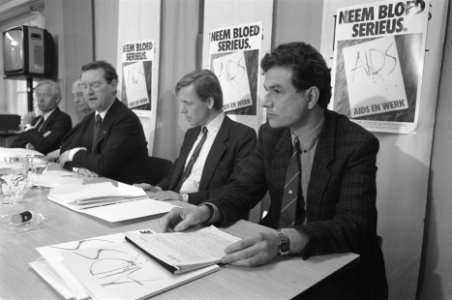 Staatssecretaris Dees presenteert voorlichtingscampagne Aids en werk, Bestanddeelnr 934-2301