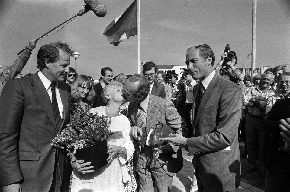 Staatssecretaris Brokx van Volkshuisvesting (l), de bewoners van het huis, het e, Bestanddeelnr 930-4173