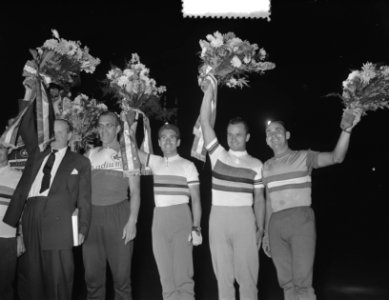 Stadion revanche wereldkampioenschappen, Kaiser, Van Vliet, Bestanddeelnr 907-3176