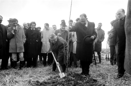 Staatssecretaris CRM mr. H. J. van der Poel plant eerste boom voor recreatiegebi, Bestanddeelnr 923-4179