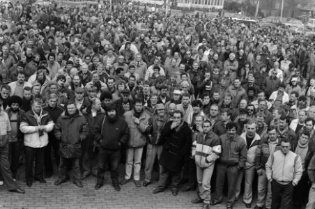 Stakingsleider Paul Rosenmoller spreekt stukgoedwerkers toe op Slingeplein in Ro, Bestanddeelnr 933-9205
