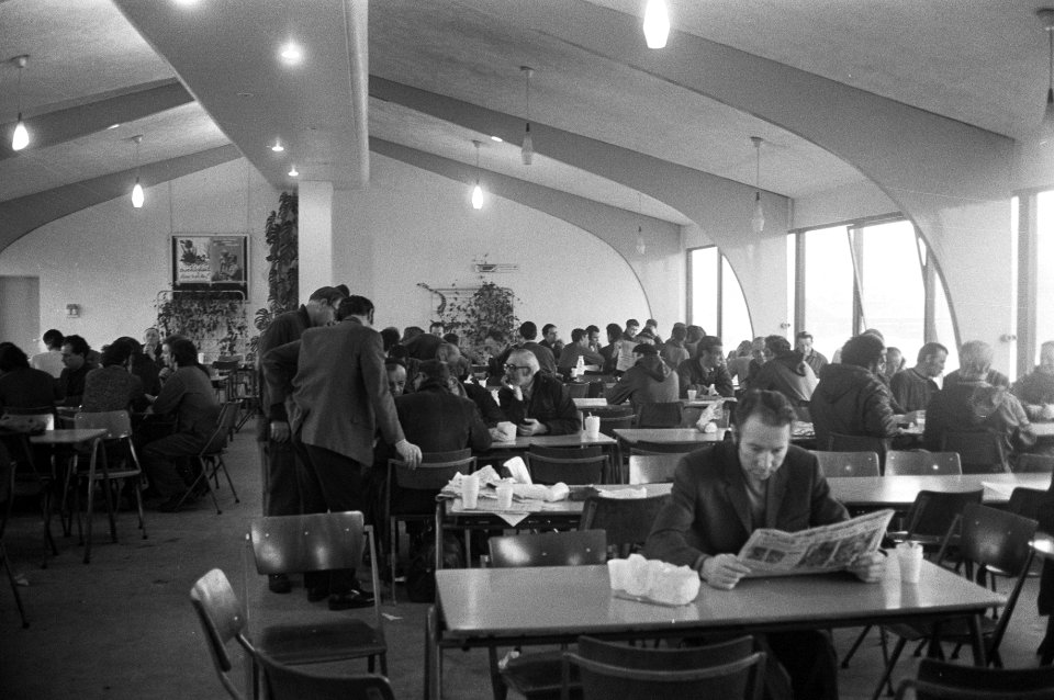 Stakers bij Verschure (Amsterdam) in kantine, Bestanddeelnr 925-3674