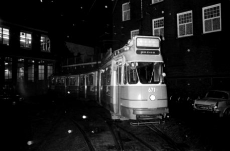 Stakingsactie van tram- en buspersoneel in Amsterdam, verlaten tram bij remise Tollensstraat, Bestanddeelnr 927-6281 photo