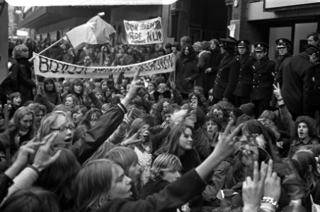 Stakende scholieren houden sit-down aktie uit protest tegen oorlog in Vietnam bi, Bestanddeelnr 926-1666