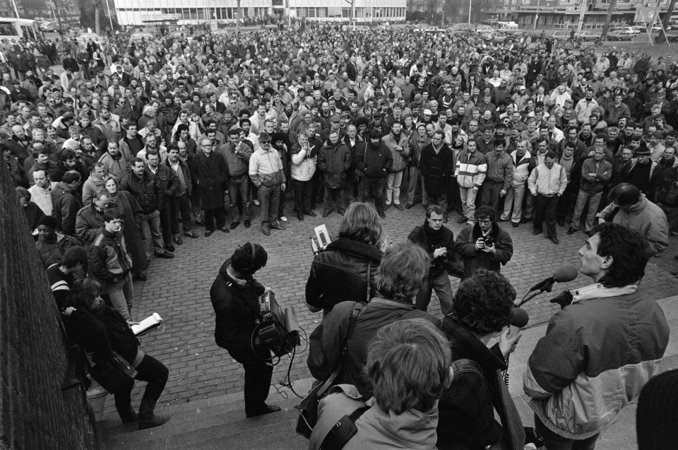 Stakingsleider Paul Rosenmoller spreekt stukgoedwerkers toe op Slingeplein in Ro, Bestanddeelnr 933-9204