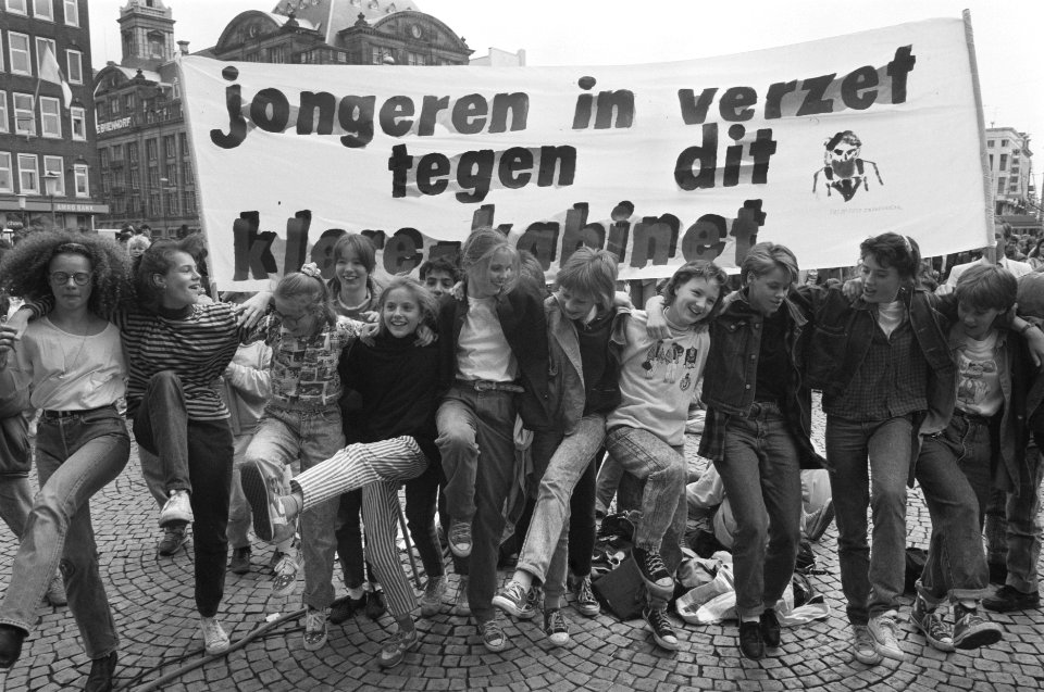 Stakende scholieren op de Dam uit protest tegen jongerenbeleid van de regering, Bestanddeelnr 934-2583