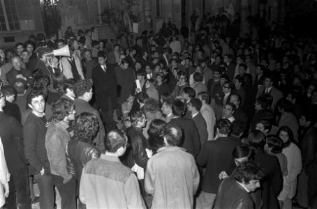 Stakingen in Frankrijk. Vergadering op binnenplaats Sorbonne, Bestanddeelnr 921-3739