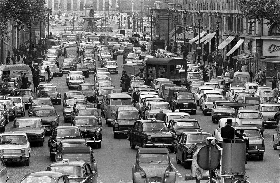 Stakingen in Frankrijk. Verkeer op de Rue Royale te Parijs, Bestanddeelnr 921-3731