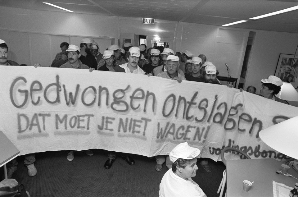 Stakende werknemers Nestle vestigingen in Rotterdam en Scharsterbrug met spandoe, Bestanddeelnr 934-0934