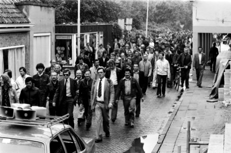 Stakende werknemers betogen op straat, Bestanddeelnr 930-3088