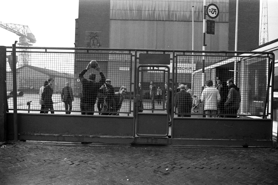 Stakers bij Verschure (Amsterdam), vullen de tijd met voetballen, Bestanddeelnr 925-3700