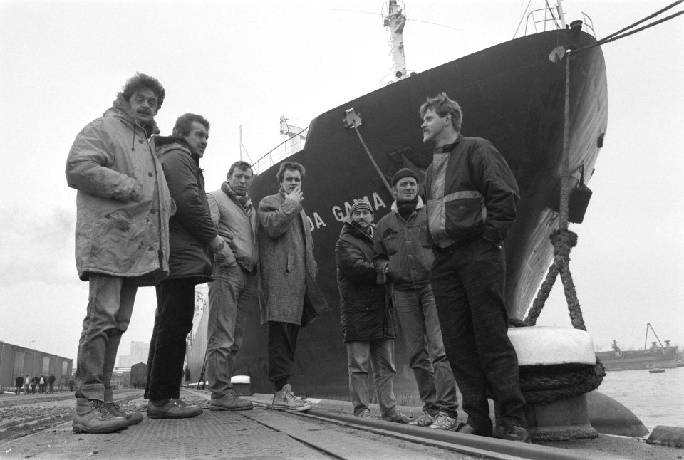 Stakers in Amsterdamse stukgoed bewaken schip bij VCK, Bestanddeelnr 934-1356