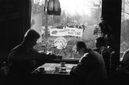Stakers in optocht naar het gemeenschapshuis, waar collega's reeds stakingsformu, Bestanddeelnr 934-4153