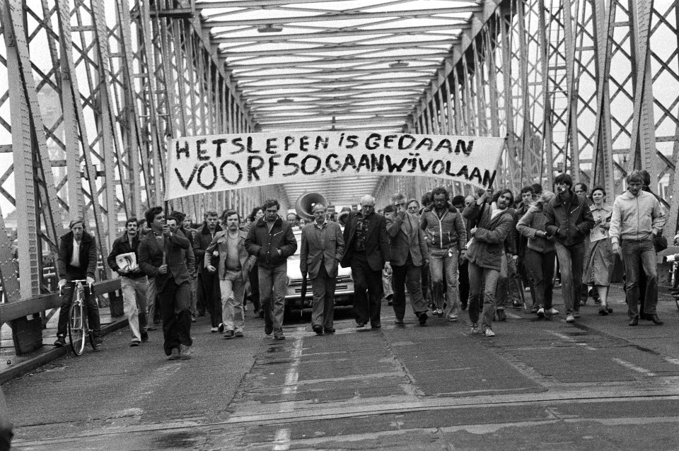 Stakers trekken in optocht over de Willemsbrug met een spandoek Het slepen is , Bestanddeelnr 930-4530