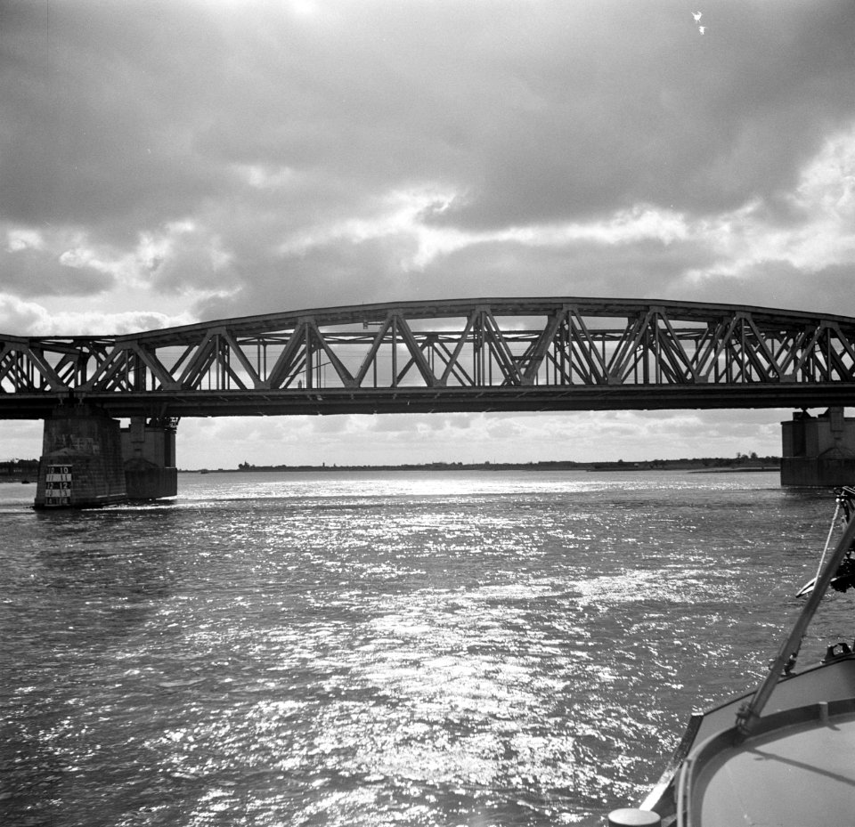 Stalen verkeersbrug en spoorbrug over de Waal bij Zaltbommel, Bestanddeelnr 254-0932