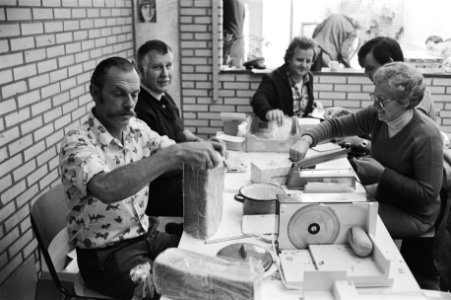 Stakers en vrouwen smeren boterhammen voor de gearresteerde stakers, Bestanddeelnr 930-4812