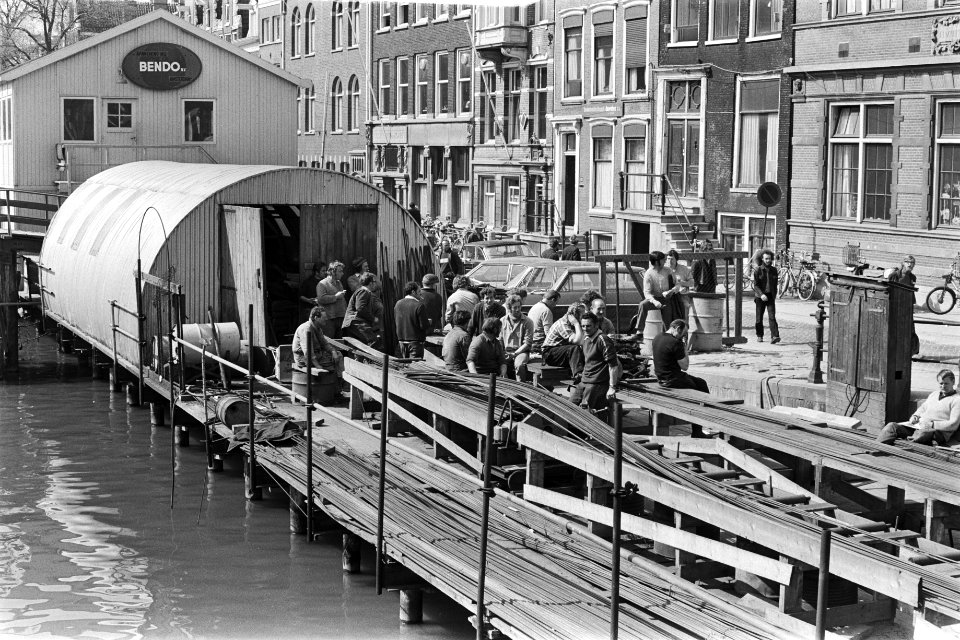 Stakers bij een bouwwerk aan een gracht, Bestanddeelnr 924-4761