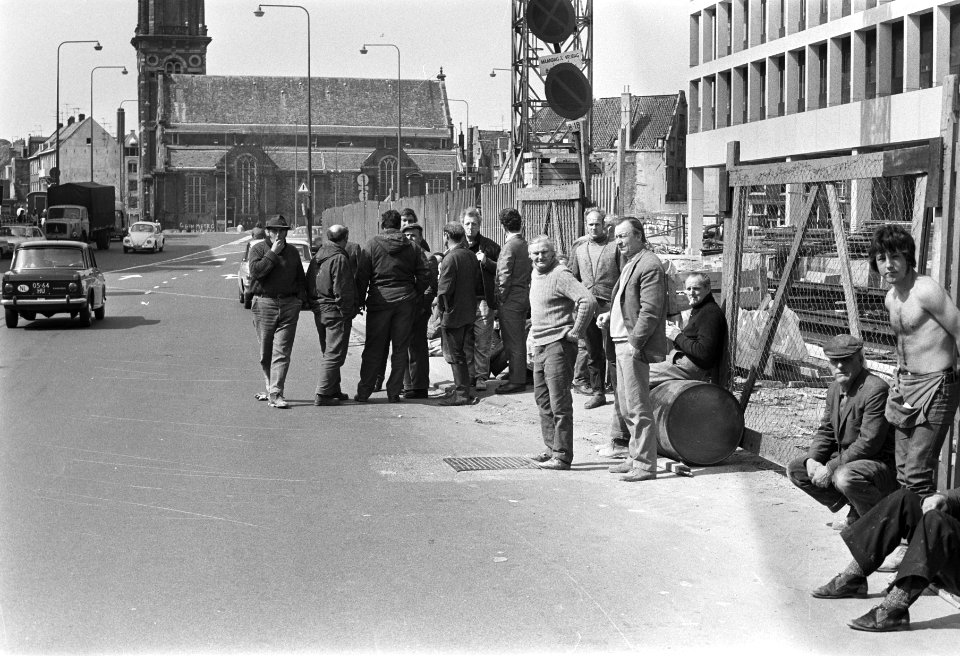 Stakers in de Jodenbreestraat, op de achtergrond de Zuiderkerk, Bestanddeelnr 924-4757