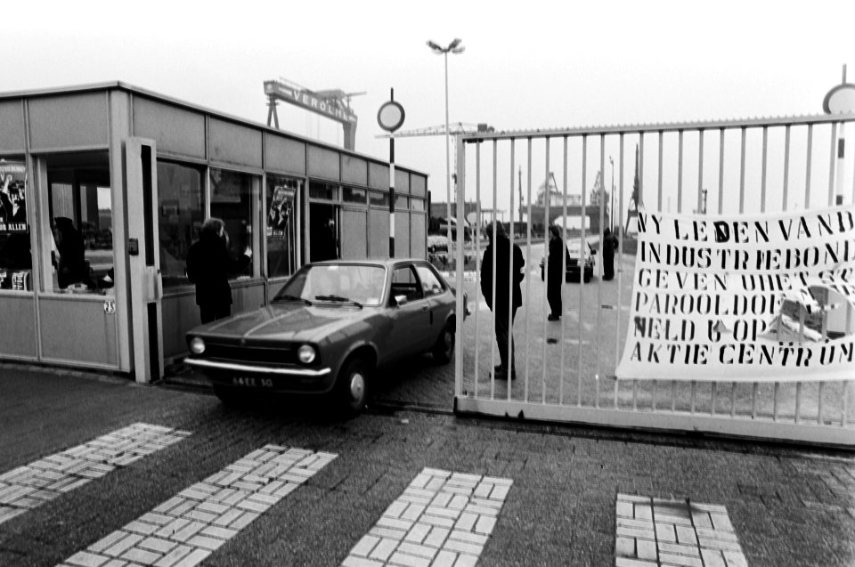Stakende werknemers voor de poort, Bestanddeelnr 930-2040