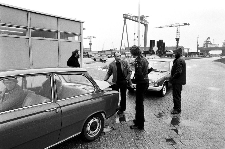 Stakende werknemers voor de poort, Bestanddeelnr 930-2041