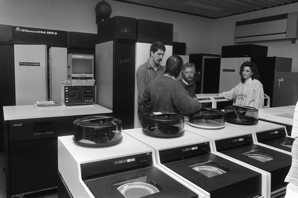 Stakend personeel computercentrum Ziekenfondsen ZW-Nederland eist 36-urige werkw, Bestanddeelnr 933-9035