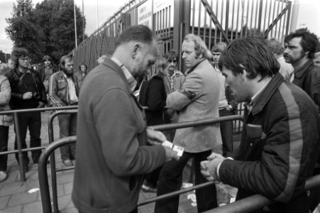 Stakers legitimeren zich bij de ingang van het stadion, Bestanddeelnr 930-4415