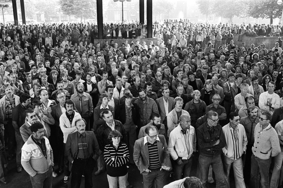 Stakingsleiders spreken stakers toe op Afrikaanderplein, Bestanddeelnr 930-4261
