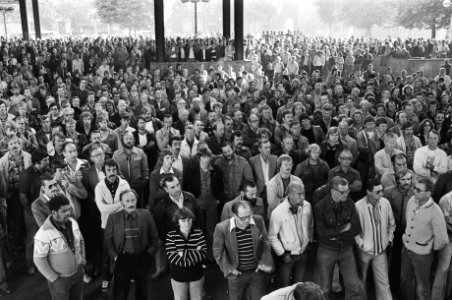 Stakingsleiders spreken stakers toe op Afrikaanderplein, Bestanddeelnr 930-4261