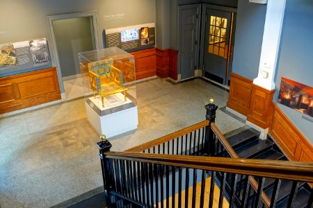 Stairway landing - Harvard Semitic Museum - Cambridge, MA - DSC06434