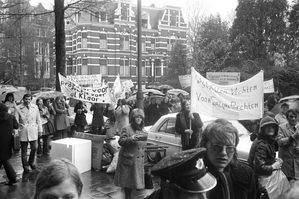 Stakende vrouwen uit Winschoten demonstreren in Amsterdam voor gelijke beloning , Bestanddeelnr 926-3148