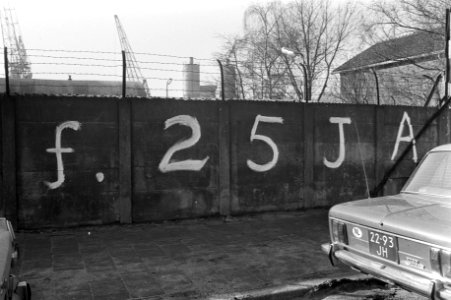Stakers bij Verschure in Amsterdam krijgen geld van collegas van Hertel, op muur, Bestanddeelnr 925-3764