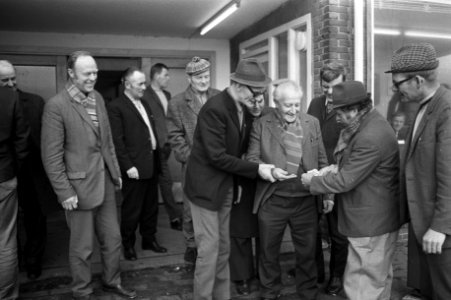 Stakers bij Verschure in Amsterdam krijgen geld van collegas van Hertel, op muur, Bestanddeelnr 925-3766