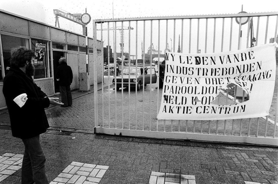 Stakende werknemers voor de poort, Bestanddeelnr 930-2039