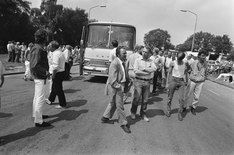 Stakende werknemers van Enka in Emmen laten bus met werkwilligen met vertraging , Bestanddeelnr 933-6913