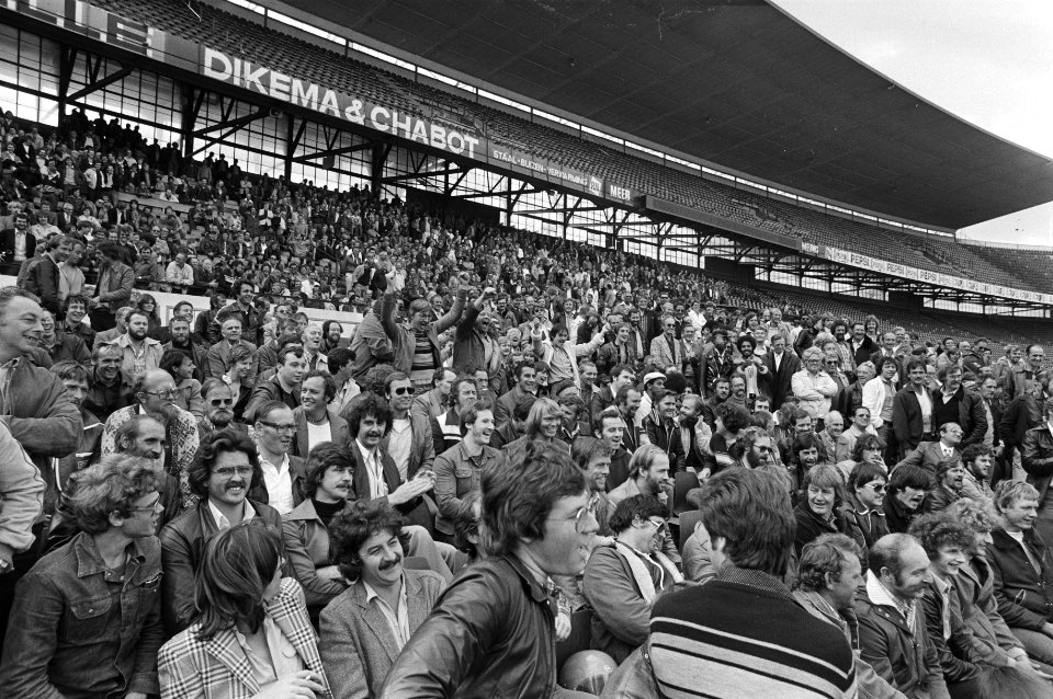 Stakende havenarbeiders bijeen in het Feijenoord stadion, Bestanddeelnr 930-4412