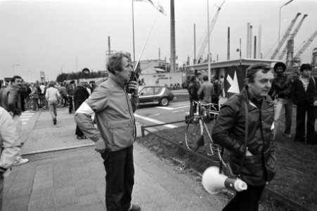 Stakers en posters voor de poort, met rechts Piet Scheele van de Industriebond F, Bestanddeelnr 930-4568