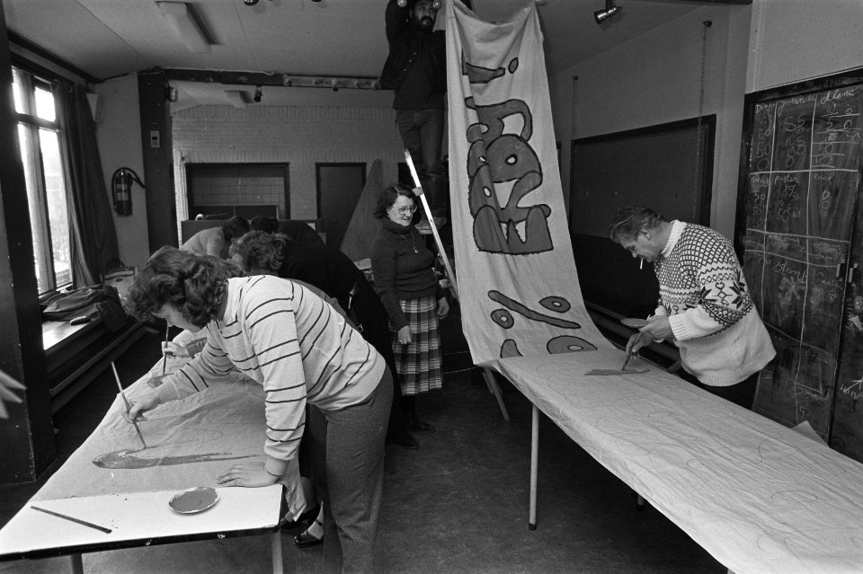 Stakende maatsch. en culturle werkers maken spandoeken in buurthuis in A'dam-Noo, Bestanddeelnr 931-8620