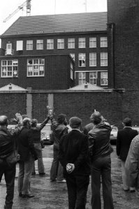 Stakers zwaaien naar gearresteerde collegas op het Hoofdbureau van Politie, Bestanddeelnr 930-4523