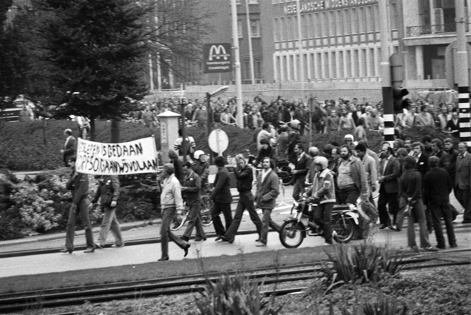 Stakers trekken in optocht door de stad met een spandoek het slepen is gedaan , Bestanddeelnr 930-4528