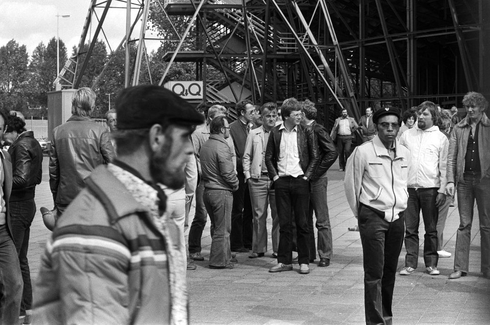 Stakende havenarbeiders bijeen in het Feijenoord stadion, Bestanddeelnr 930-4413