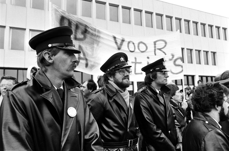 Stakende gevangenbewaarders voor de Bijlmerbajes, Bestanddeelnr 932-4101
