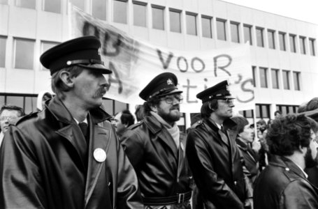 Stakende gevangenbewaarders voor de Bijlmerbajes, Bestanddeelnr 932-4101