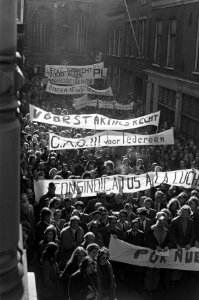 Stakers van Hoogovens demonstreren in Haarlem tijdens kort geding, overzicht van, Bestanddeelnr 926-2491