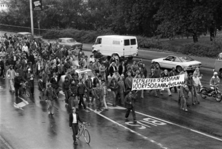 Stakers trekken in optocht door de stad met een spandoek het slepen is gedaan , Bestanddeelnr 930-4529