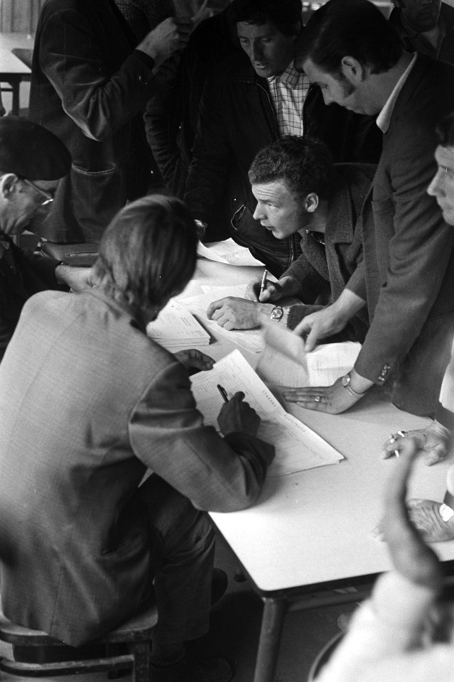 Stakers tekenen de presentielijst, Bestanddeelnr 924-5846