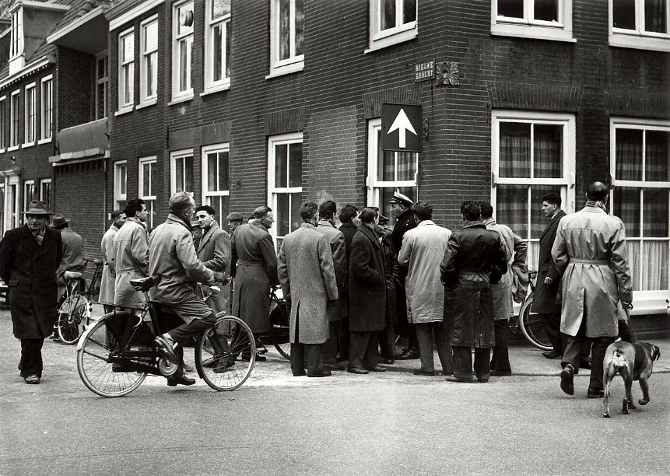 Stakende Bouwvakkers bij het N.V.V. gebouw aan de Kruisweg 74. Aangekocht van United Photos de Boer bv, NL-HlmNHA 54008646