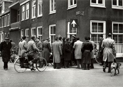 Stakende Bouwvakkers bij het N.V.V. gebouw aan de Kruisweg 74. Aangekocht van United Photos de Boer bv, NL-HlmNHA 54008646