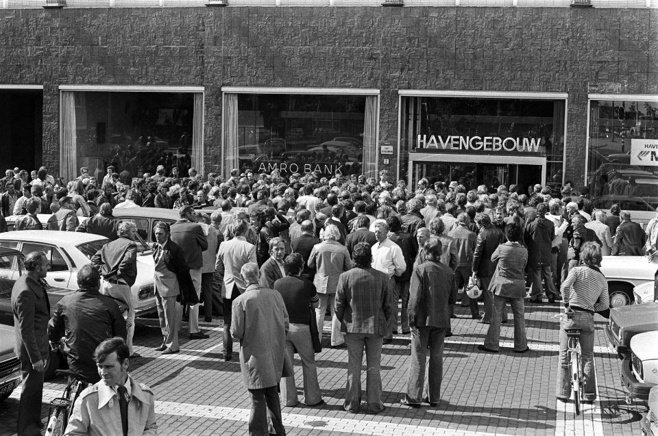 Staking Amsterdamse havenarbeiders, havenarbeiders voor havengebouw havengebied, Bestanddeelnr 928-7598