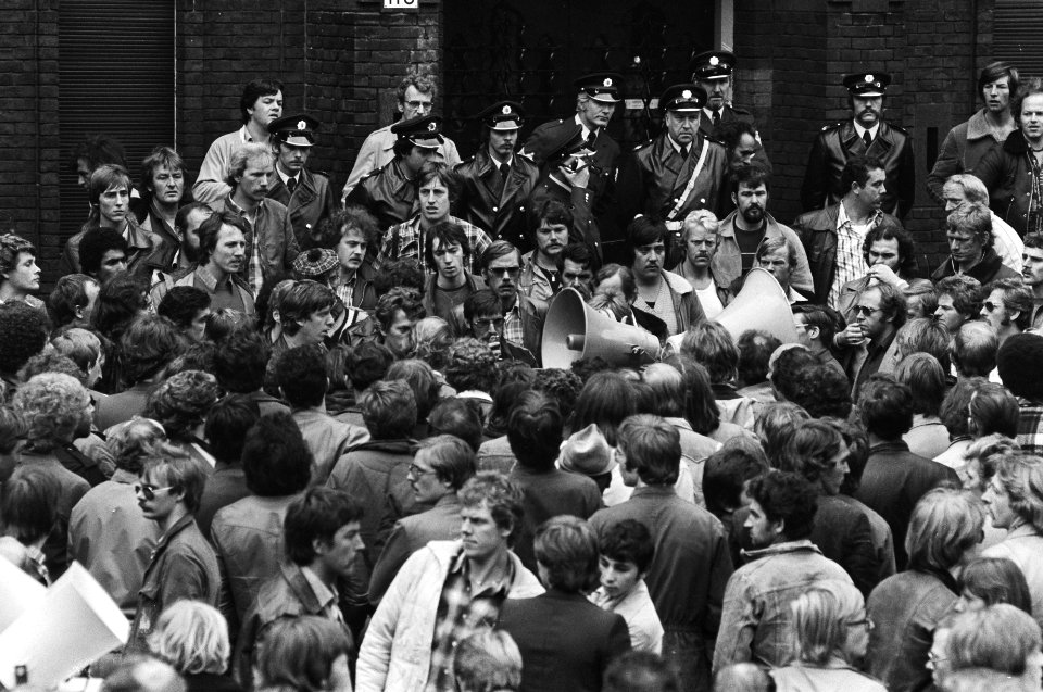 Stakers voor het kantoor van de Scheepvaartvereniging Zuid (SVZ), Bestanddeelnr 930-4138