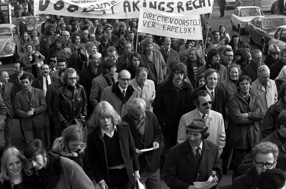 Stakers van Hoogovens demonstreren in Haarlem tijdens kort geding, Bestanddeelnr 926-2494